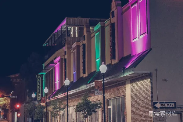 高清摄影 夜晚的街道，建筑物灯火通明。