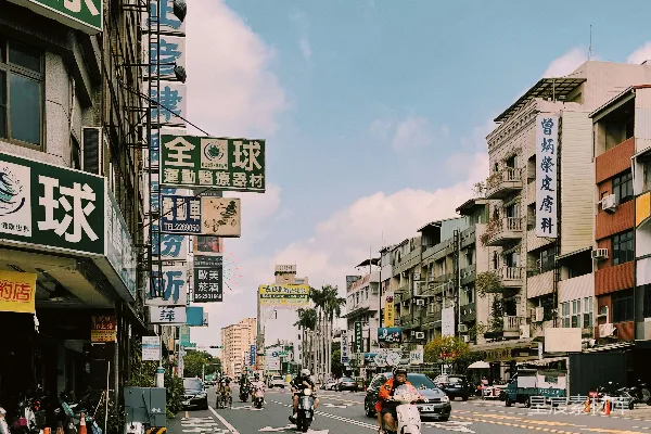 高清摄影 一条街上有很多高楼大厦。
