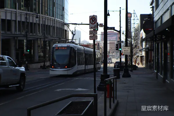 高清摄影 城市街道上，火车在轨道上行驶。