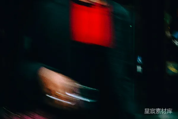 一个模糊的人骑自行车的照片