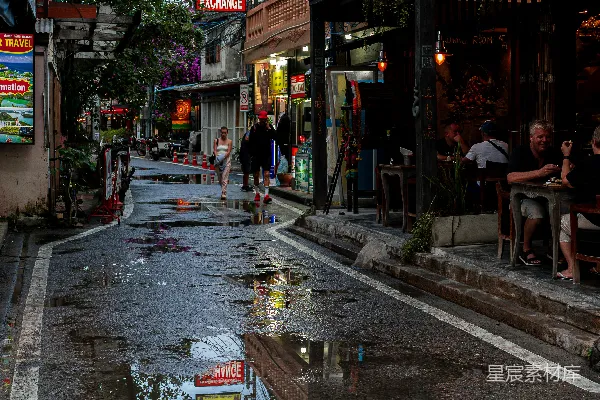 高清摄影 一条城市街道，地面上有一滩积水。