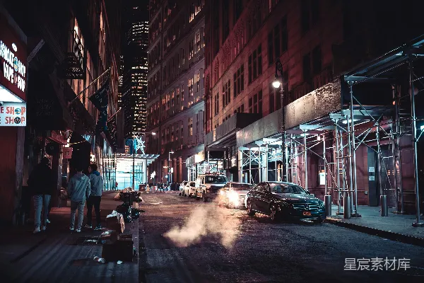 高清摄影 一条街道在夜晚，街道两侧停着汽车。