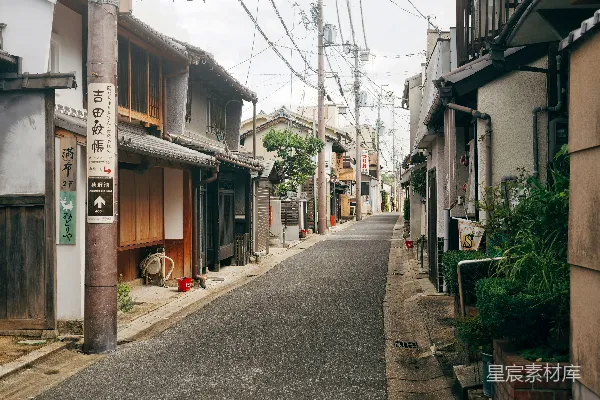 高清摄影 一条狭窄的街道，两旁是建筑物和电线。