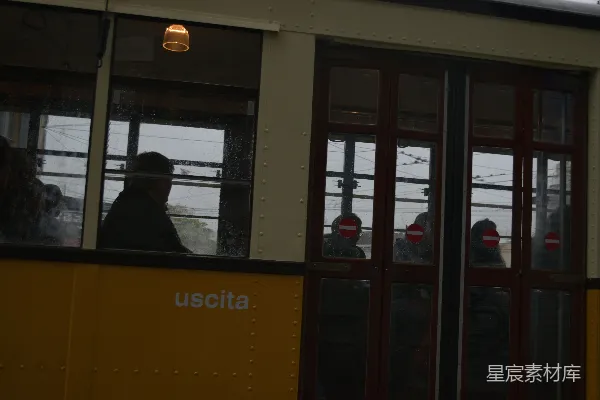 黄 tram 内的人影