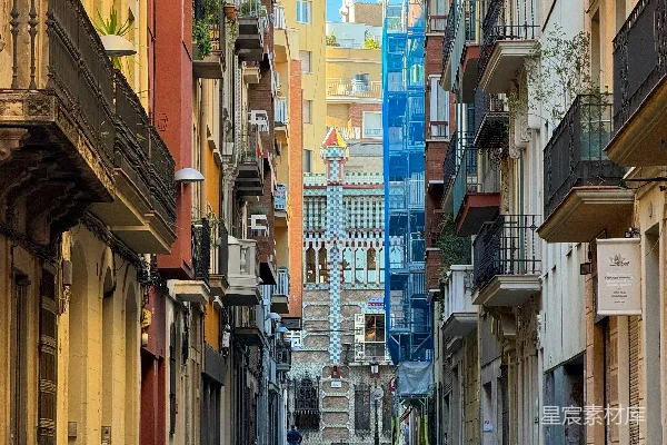 高清摄影 一条狭窄的城市街道，两旁是高大的建筑物。
