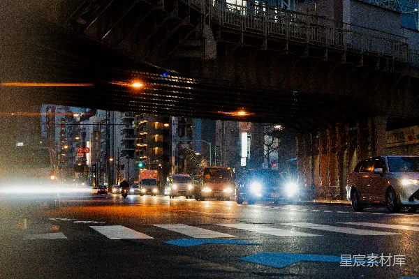 高清摄影 一座桥下挤满了车辆的城市街道