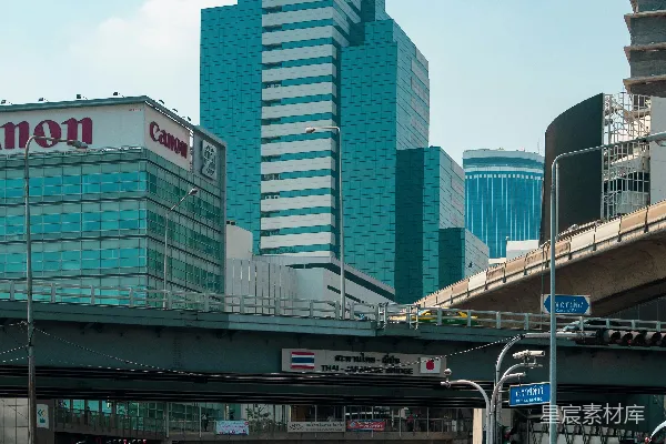 高清摄影 白天，高楼大厦附近道路上的汽车。