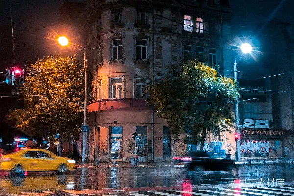 高清摄影 在夜间，一辆汽车停在棕色混凝土建筑附近的路上。
