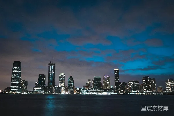 夜晚亮灯的高楼大厦