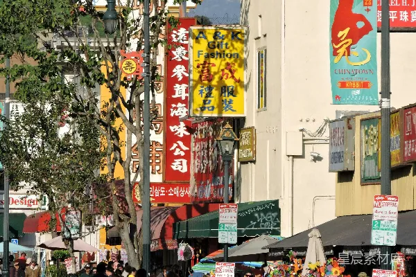 高清摄影 一群人沿着高楼旁边的道路行走。
