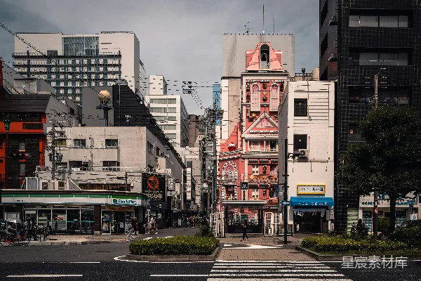 高清摄影 一条街道上有高楼大厦和人行横道