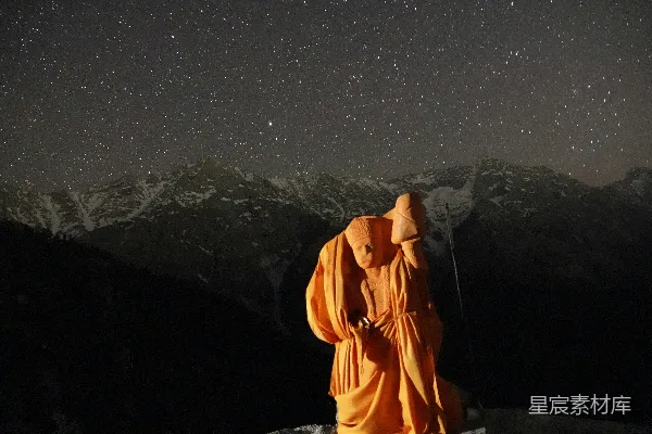 山巅站立的人 statues