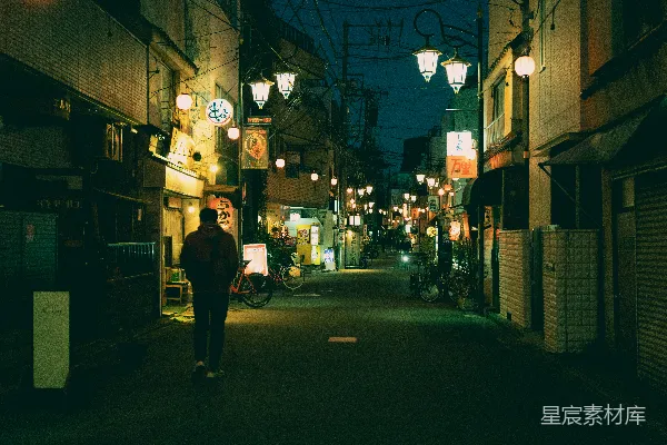 高清摄影 一个晚上在街上行走的人