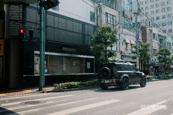 高清摄影 一辆黑色的汽车驶过城市街道。