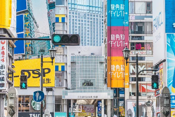 高清摄影 一群人沿着高楼林立的街道行走。