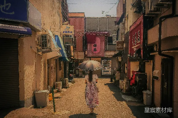 高清摄影 穿着粉色连衣裙的女子撑着伞，白天走在人行道上。