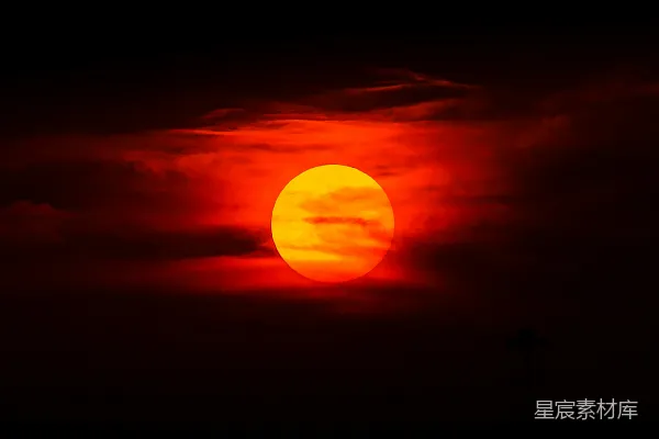 夕阳映照在云层之上