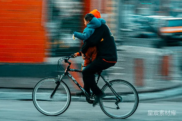高清摄影 穿黑色夹克的男人骑着黑色自行车