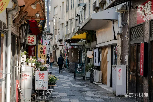 高清摄影 一条狭窄的城市街道，两旁是建筑物和商店。