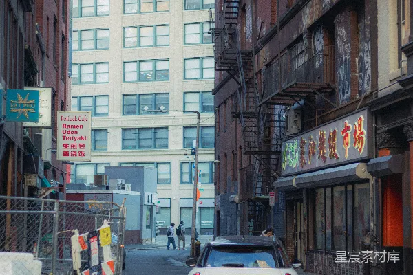 高清摄影 狭窄的街道，两旁是建筑和标志牌。