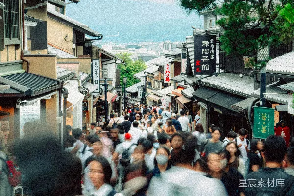 高清摄影 一条拥挤的日本小镇街道，人们模糊不清地在移动。