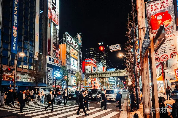 高清摄影 夜晚繁忙的城市街道上，人们正在过马路。