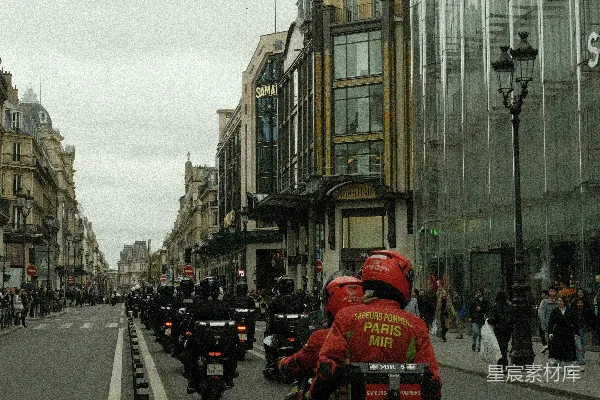 高清摄影 一群人骑着摩托车沿着街道前行。
