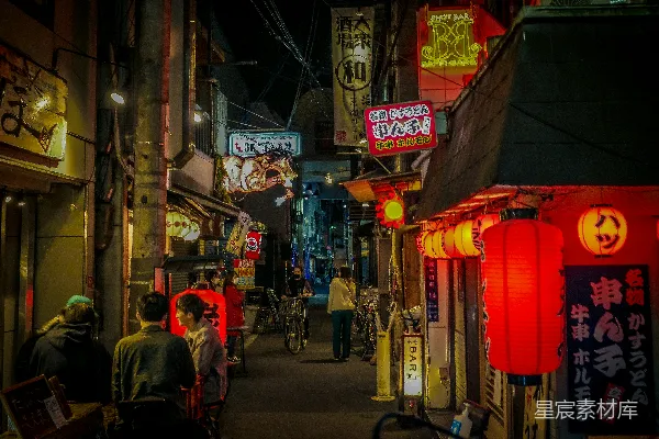高清摄影 一群人在夜晚沿着街道行走。