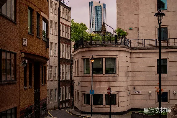 高清摄影 白天的一座棕色和白色混凝土建筑