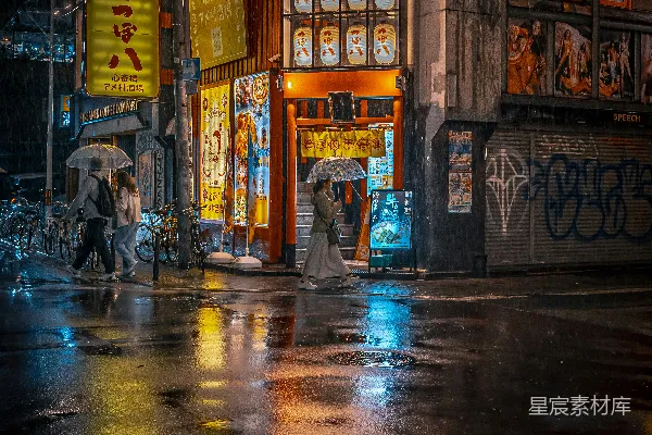 高清摄影 夜晚的街道上，人们打着伞。