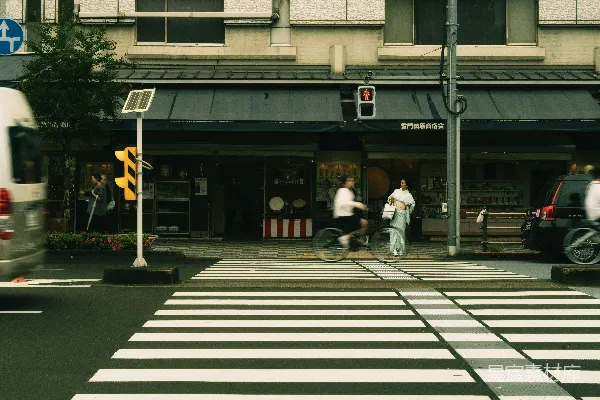 高清摄影 人们正在商店附近过马路。