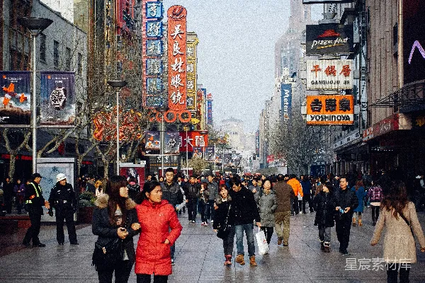 高清摄影 人们在街上行走