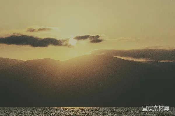 山海间的夕阳。