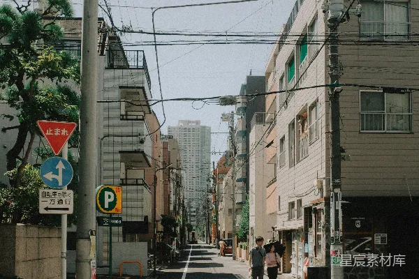 高清摄影 人们在日本一条安静的街道上行走。