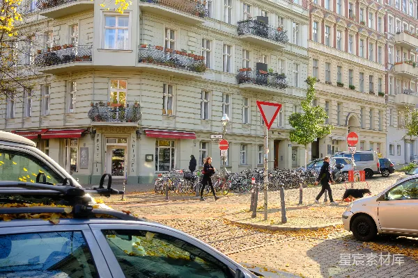 高清摄影 一条繁忙的城市街道，两旁是高大的建筑。