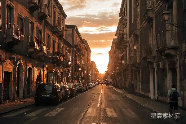 高清摄影 一条街道，两旁停满了车辆。