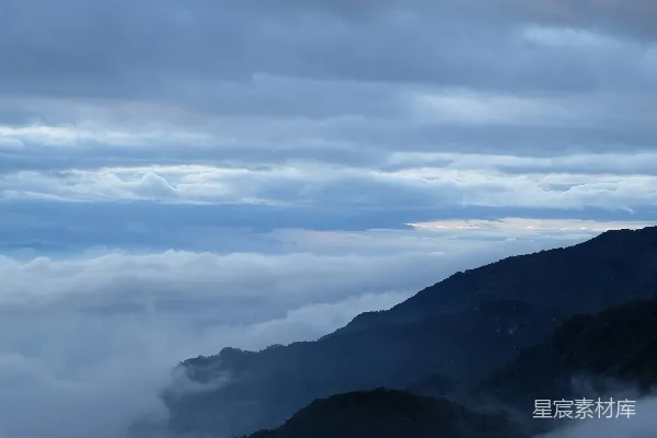 云雾中的山景
