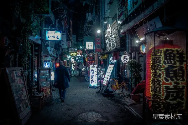 高清摄影 穿着黑色夹克的男人站在商店附近夜间