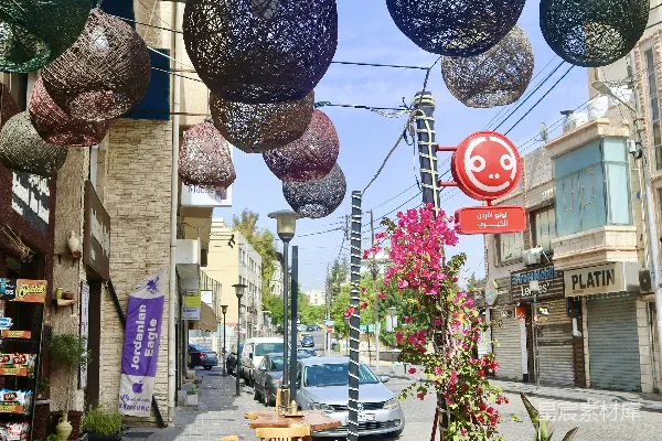 高清摄影 一条城市街道，挂着许多灯饰。