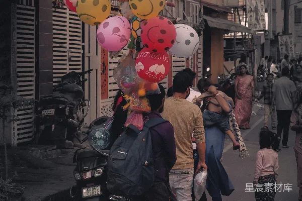 高清摄影 笑脸气球飘浮在街道上。