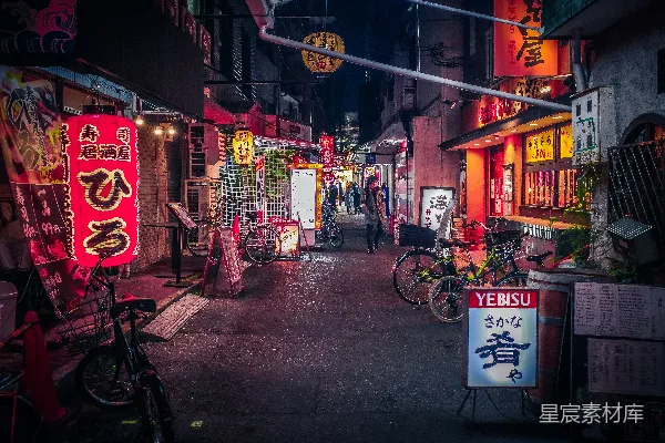 高清摄影 一条狭窄的小巷，上面有霓虹灯招牌和自行车。