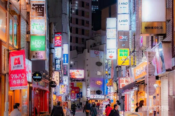 高清摄影 霓虹灯在东京繁华的街道上闪烁。