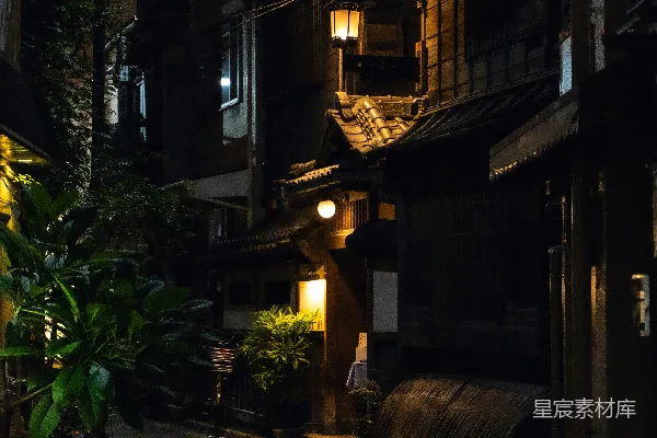 高清摄影 夜晚时分，传统日本小镇的一条狭窄街道。