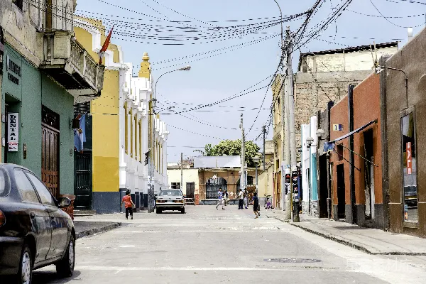 人在混凝土建筑之间路中间醒来