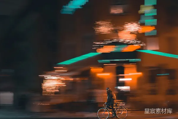 高清摄影 夜间在道路上骑自行车的男人