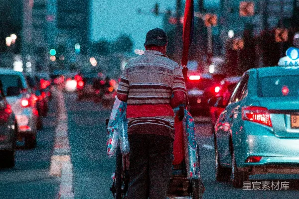 高清摄影 一个穿黑色夹克的男人在白天的路上骑自行车。