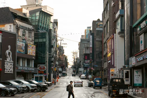 高清摄影 一个男人站在城市街道的中间。