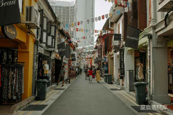 高清摄影 一条城市街道，人们在街上行走。