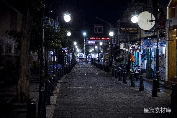 高清摄影 一条夜间的城市街道，灯光闪烁。