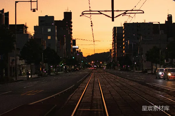 高清摄影 一条穿过城市的火车轨道在夕阳下